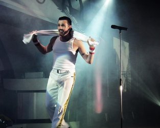 Dean Richardson as Freddie Mercury at Legends