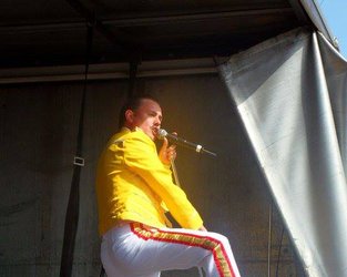 Dean Richardson as Freddie Mercury at Nibfest
